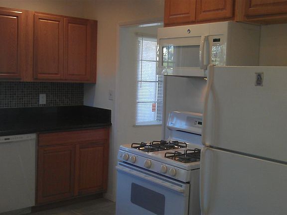 Luxurious kitchen, Uba-tuba granite counters, all appliances