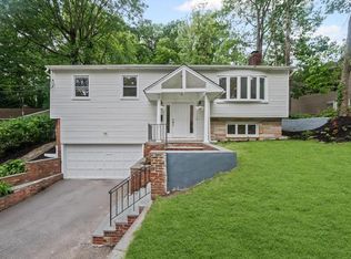 26 Ravine Rd, Great Neck, NY 11023