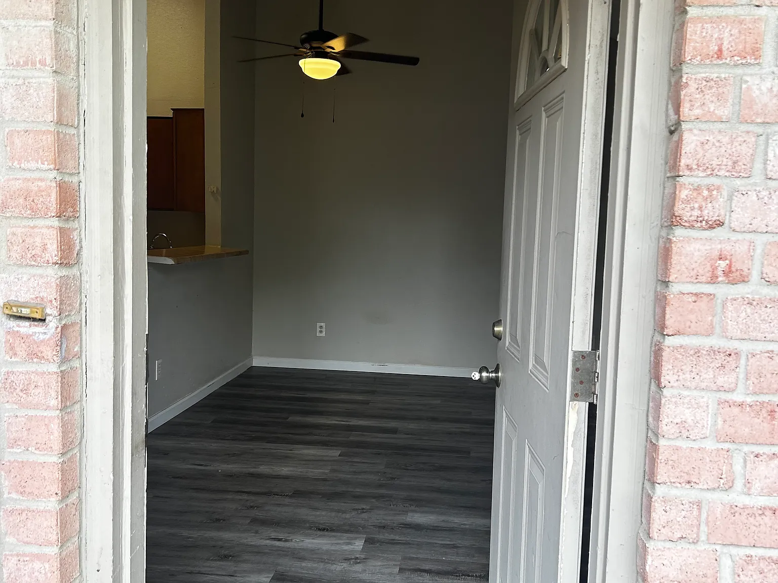 1 bed, 950 sqft, $1,350 — Photo 2