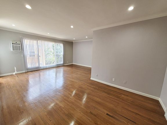 3rd image of 942 N Spaulding Ave #9