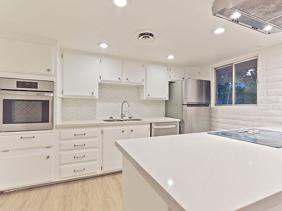 3rd image of 1901 E Missouri Ave APT 218