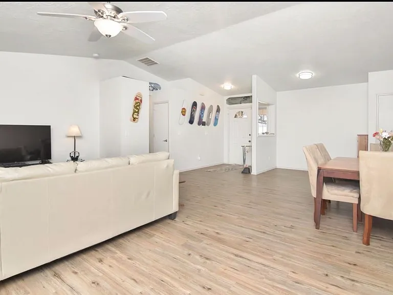 875 Eagle Ct — Photo 4