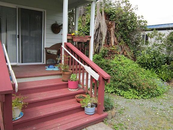 Cute front porch!