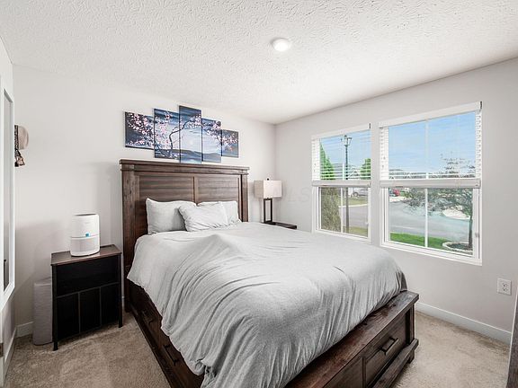 5th image of 423 Blaise Ln