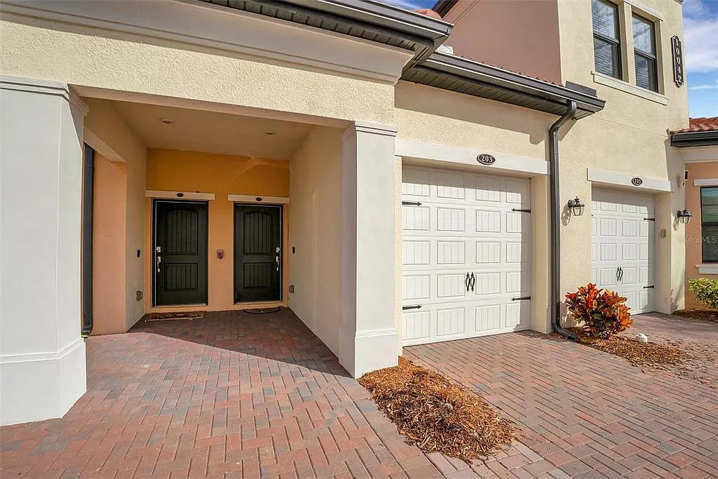 2 bed, 2.0 bath, 1933 sqft, $2,350 — Photo 2