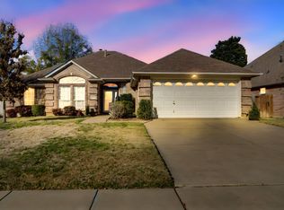 530 Queens Way, Grand Prairie, TX 75052