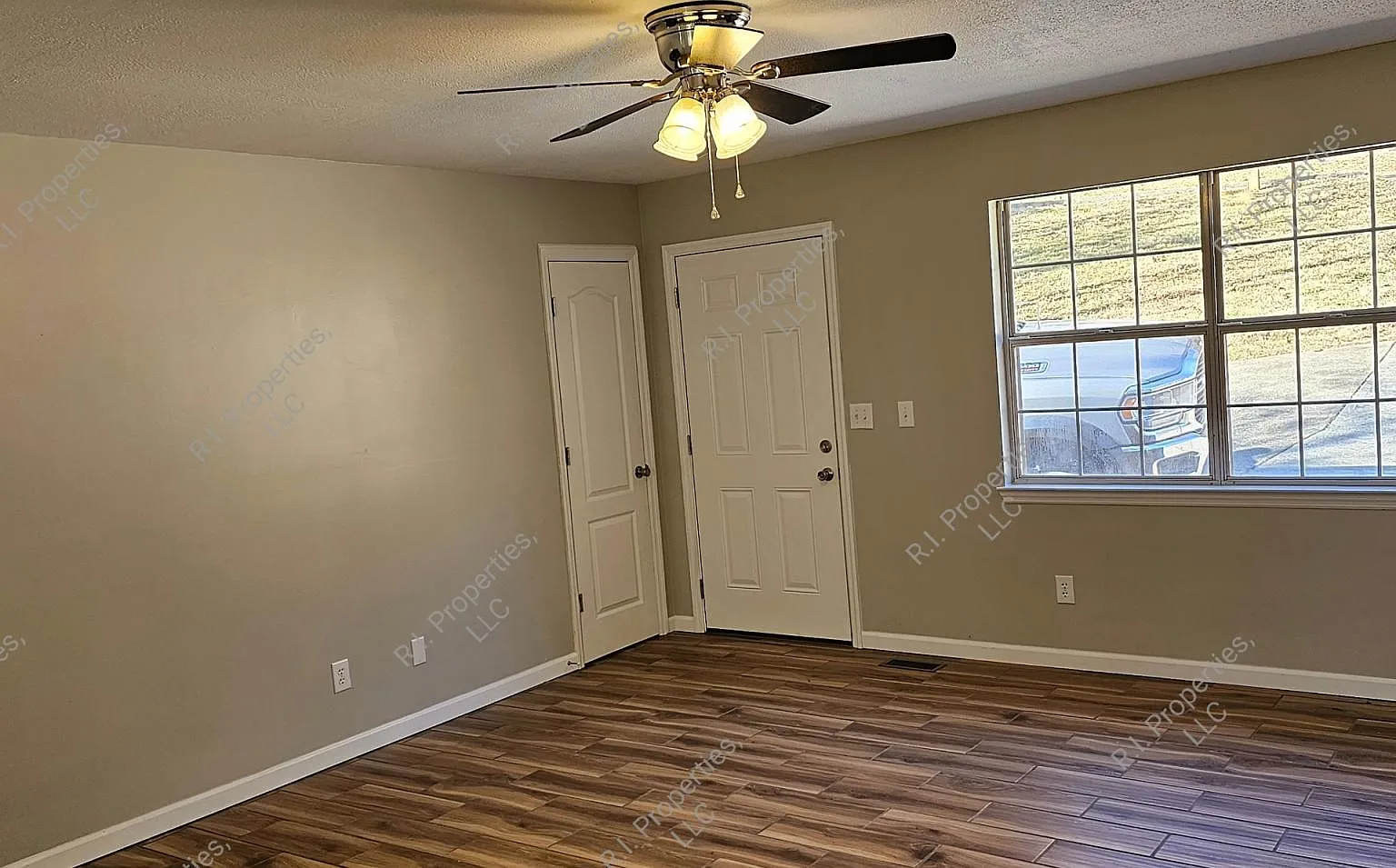 317 Willow Dr — Photo 3