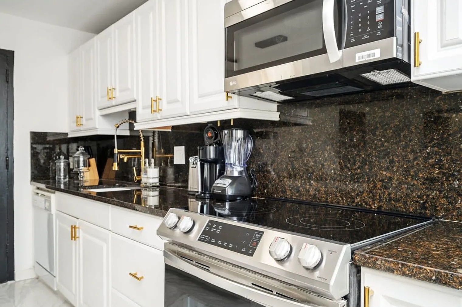 2 bed, 1.0 bath, 592 sqft, $3,384 — Photo 4