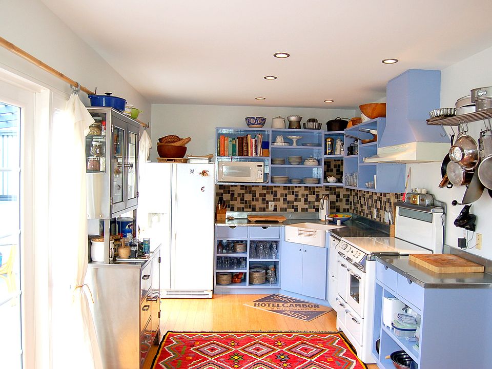 Open Kitchen With Zink Counters