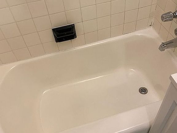5th image of 208 E 70th St APT 5D