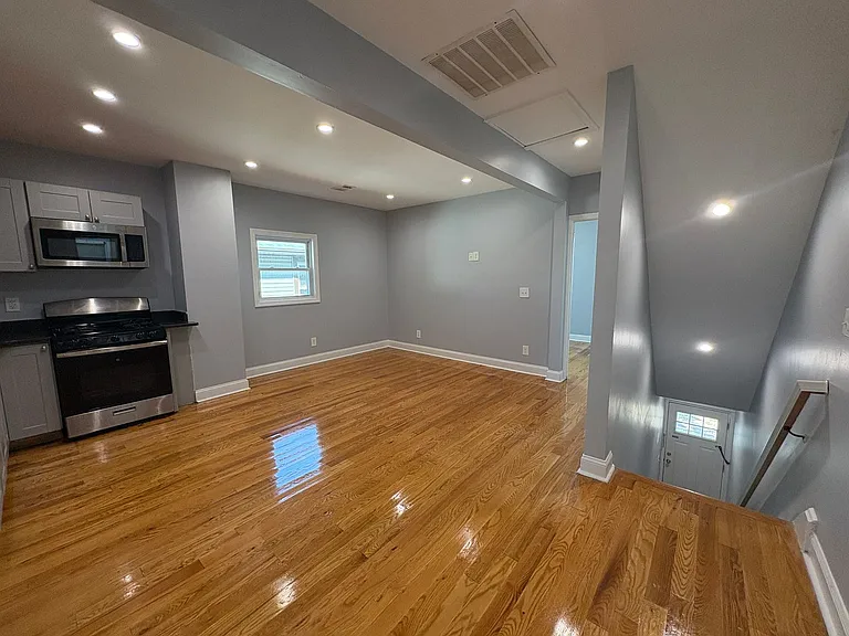 1224 Monroe Ave — Photo 3