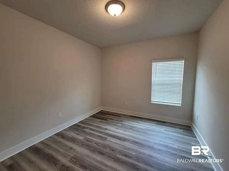 1045 Hayward Loop — Photo 8