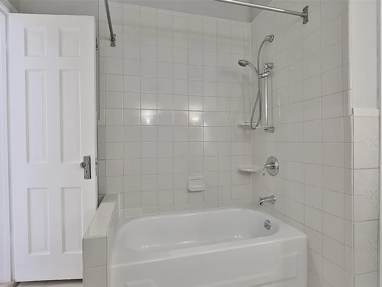 423 W 32nd St — Photo 24