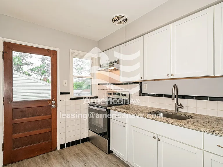 1011625_007_kitchen_7.jpg
