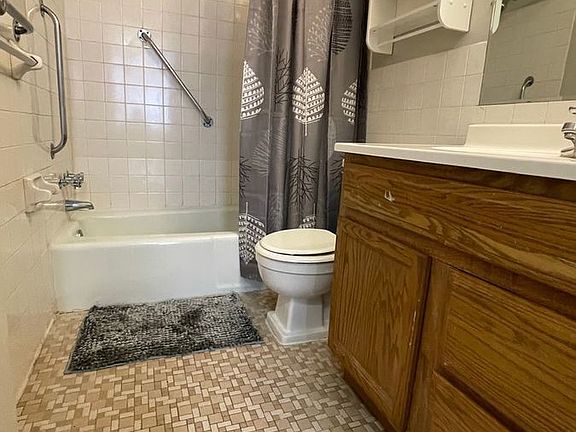 3rd image of 208 Hoyt Ave W APT 108