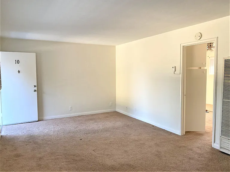 336 Claydelle Ave #10 — Photo 3