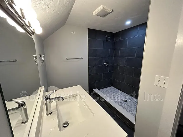 30 Roxbury St #3 — Photo 4