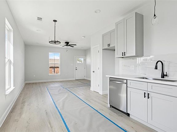 4th image of 3521-23 Kings Dr