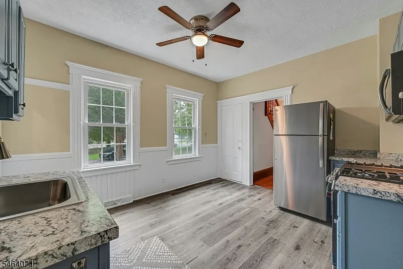 3 bed, 1.0 bath, $3,800 — Photo 3