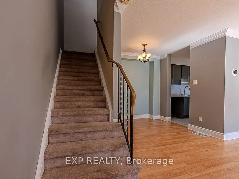 37 Forester Cres — Photo 4