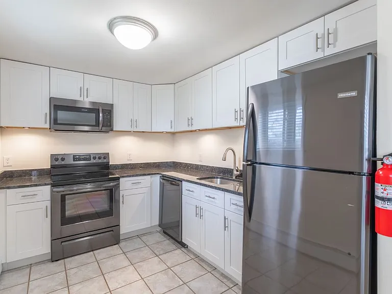 Pear Tree Court Apartments — Photo 5