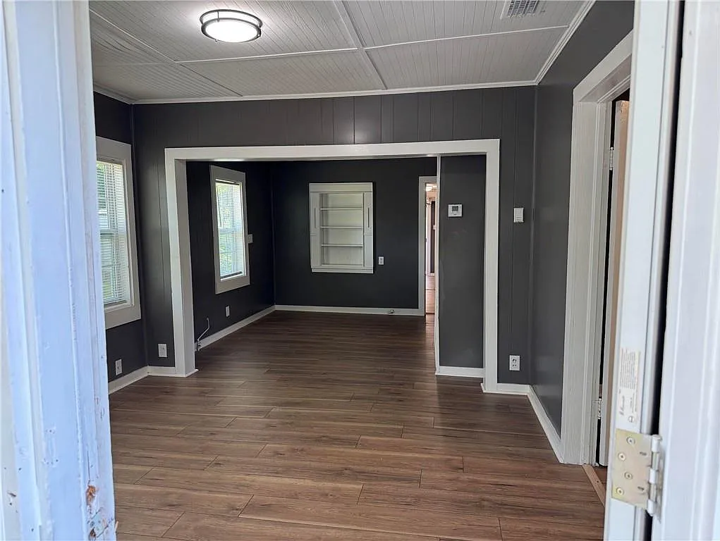 3 bed, 1.0 bath, 1032 sqft, $1,200 — Photo 3