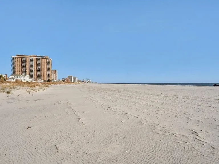 5003 Atlantic Ave #7 — Photo 31