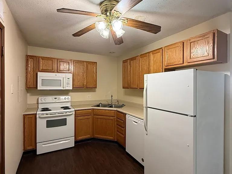 Grand Terrace Apartments — Photo 13