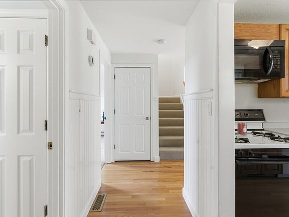 3rd image of 11 Harbor Hill Dr Unit 11