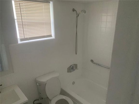 4th image of 1035 N Andrews Ave