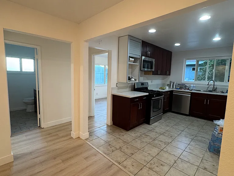 528 N Placentia Ave — Photo 11