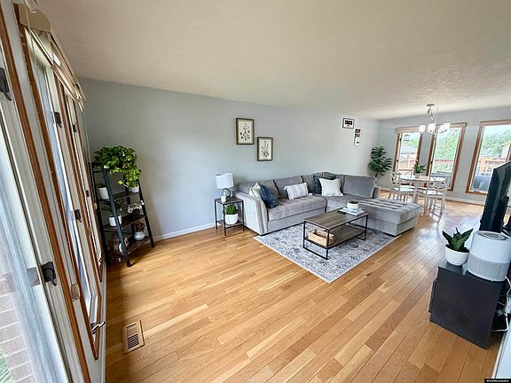4th image of 214 Pierce Way