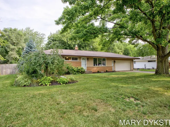 585 Huizenga Ave, Zeeland, MI 49464