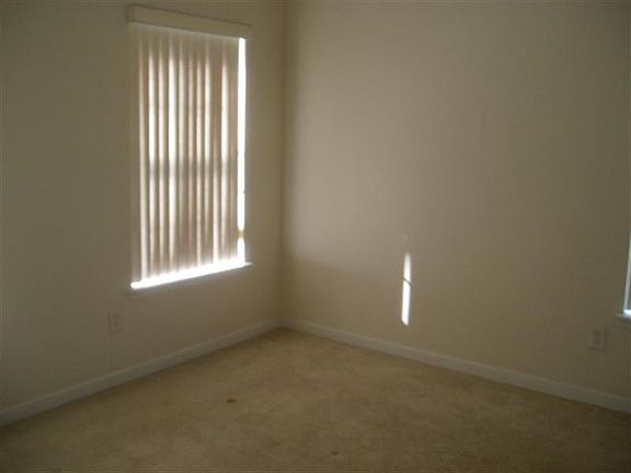 5th image of 122 Shropshire Ln