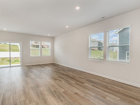 4th image of 588 Lyness Dr