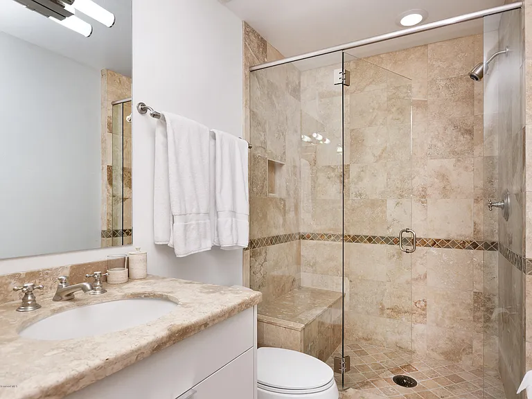 533 W Francis St — Photo 24