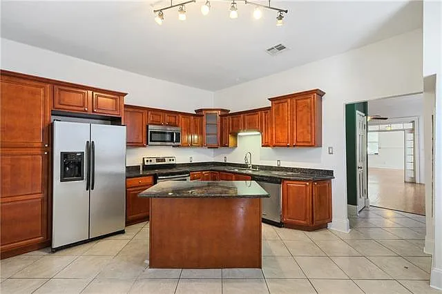 1136 Touro St — Photo 16
