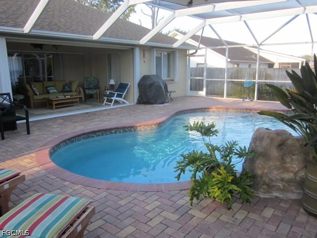 3 bed, 2.0 bath, 1577 sqft, $4,100 — Photo 4