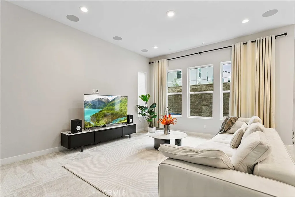 5 bed, 2799 sqft, $7,800 — Photo 1