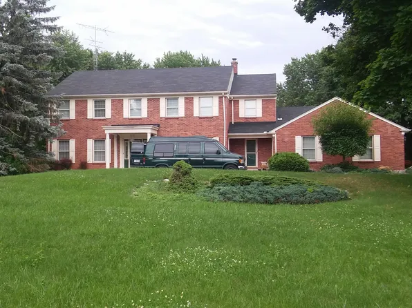 1082 Woodkrest Dr, Flint, MI 48532