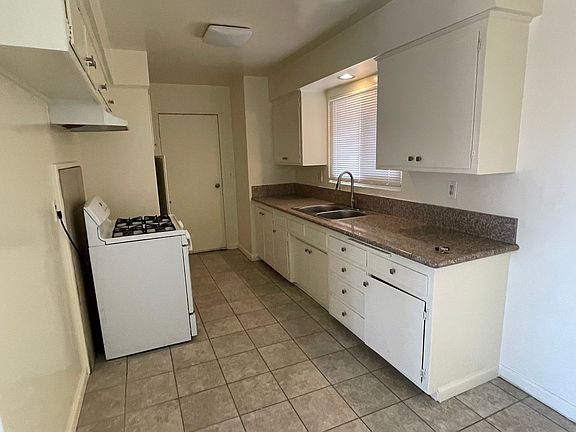 3rd image of 21931 Fox Ave