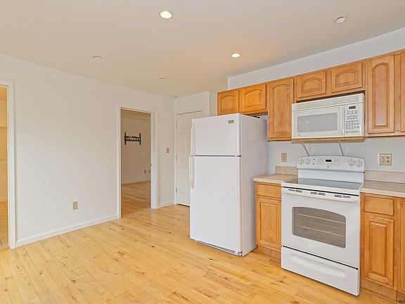 2nd image of 542 Hudson River Rd
