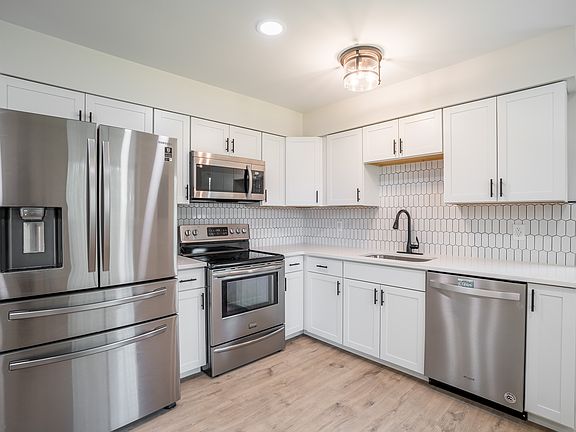 5th image of 405 Joellen Pl