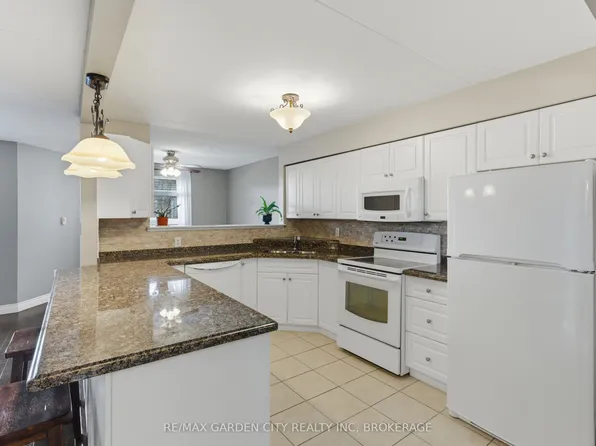 4658 Drummond Rd #230, Niagara Falls, ON L2E 7E1