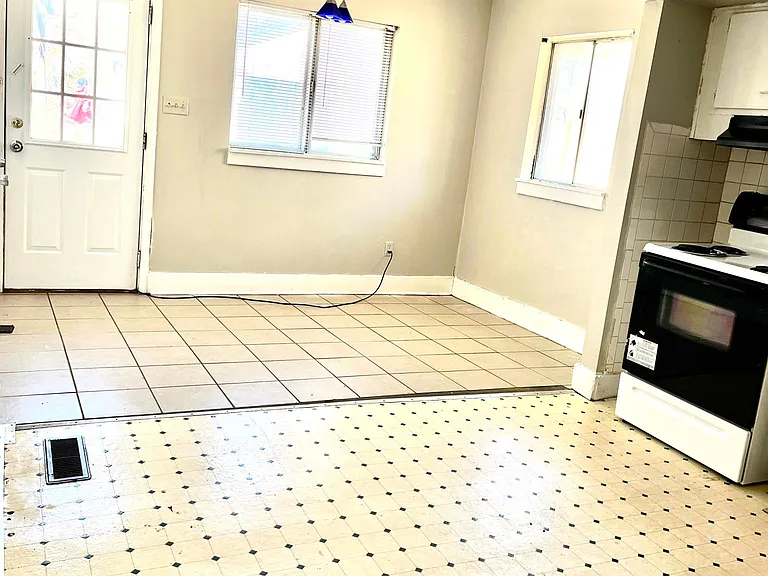 1045 Meadow Ln — Photo 3