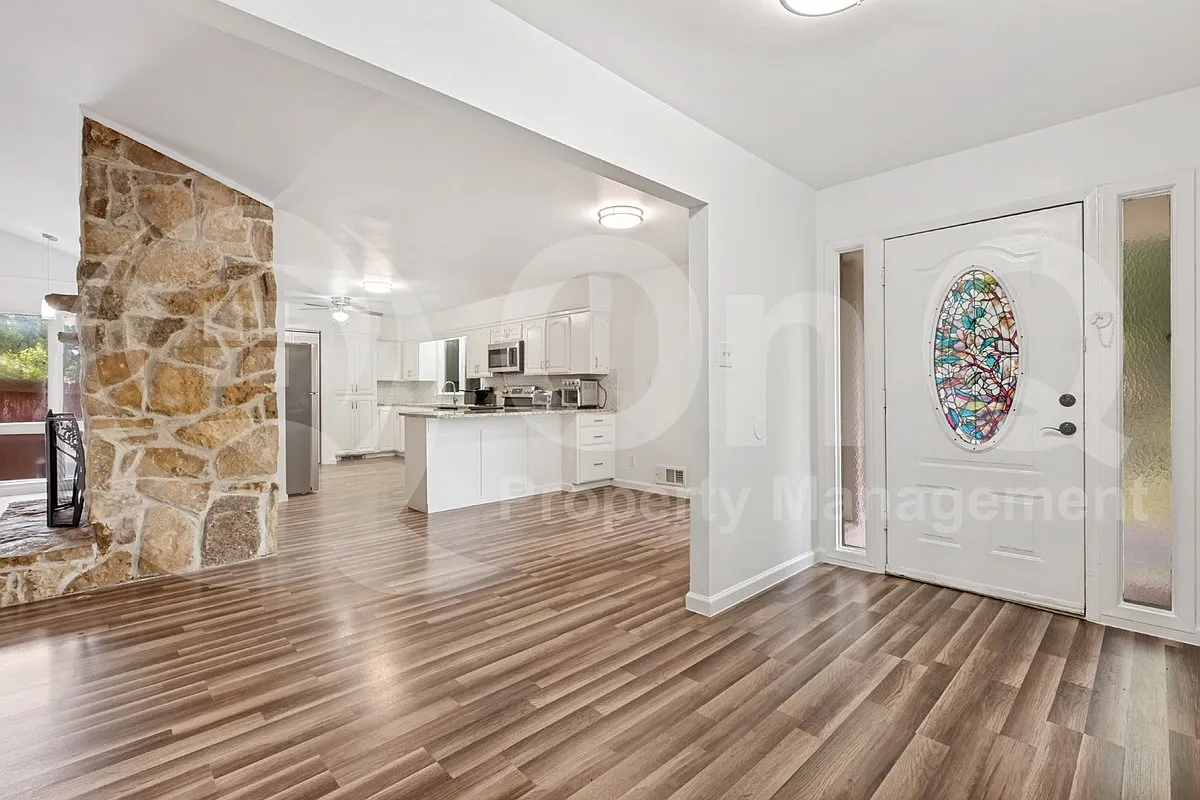3 bed, 2.0 bath, 1549 sqft, $2,299 — Photo 3