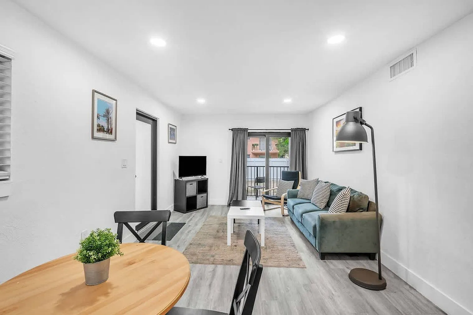 2 bed, 1.0 bath, 796 sqft, $4,051 — Photo 3