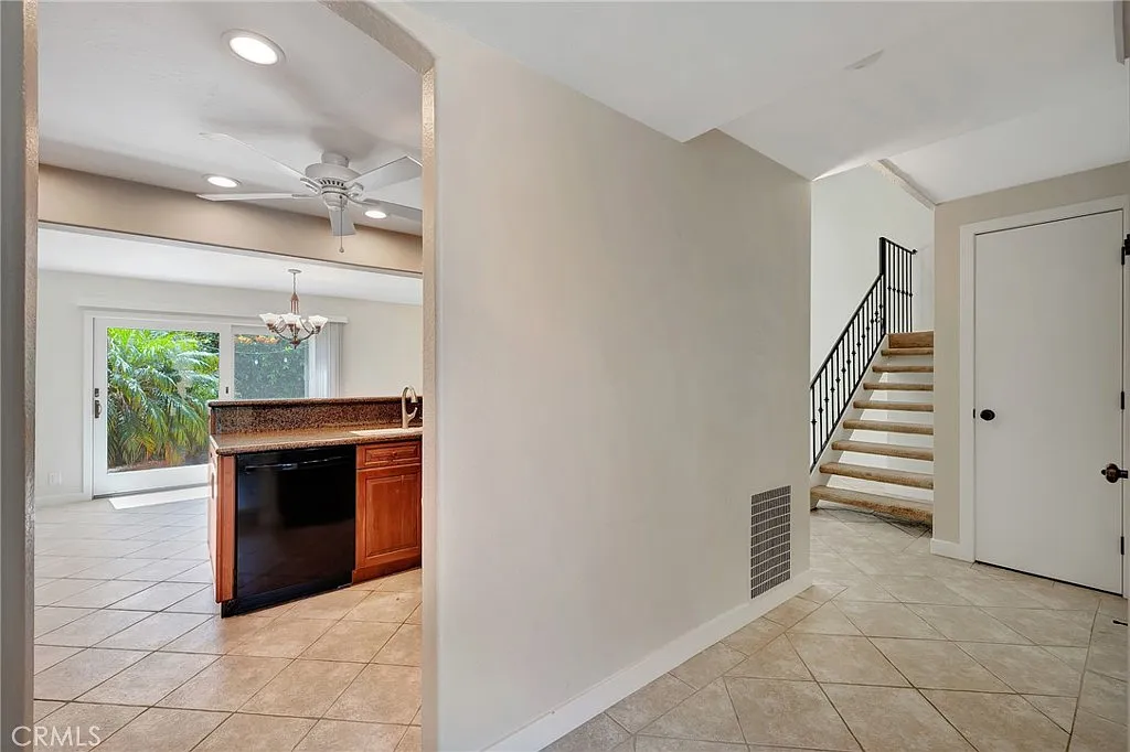 3 bed, 2.5 bath, 1588 sqft, $4,500 — Photo 3