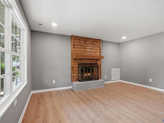 5th image of 1016 Vicksburg Ln SE