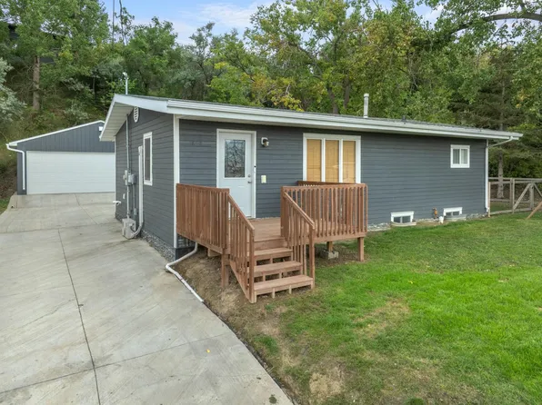 808 Arbor Ave, Minot, ND 58701